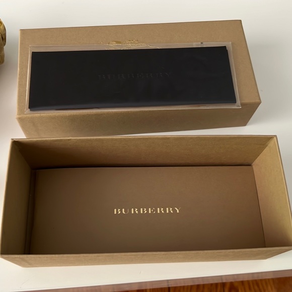BURBERRY 4227 SUNGLASSES. Great condition. Like new. 100% authentic. Comes w/box - Picture 4 of 9